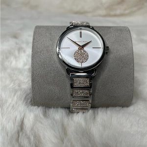 Beautiful and Authentic MICHAEL KORS watch for Women.